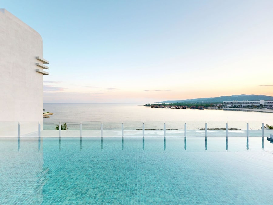 4 utomhuspooler, cabanor (tilläggsavgift) och solstolar