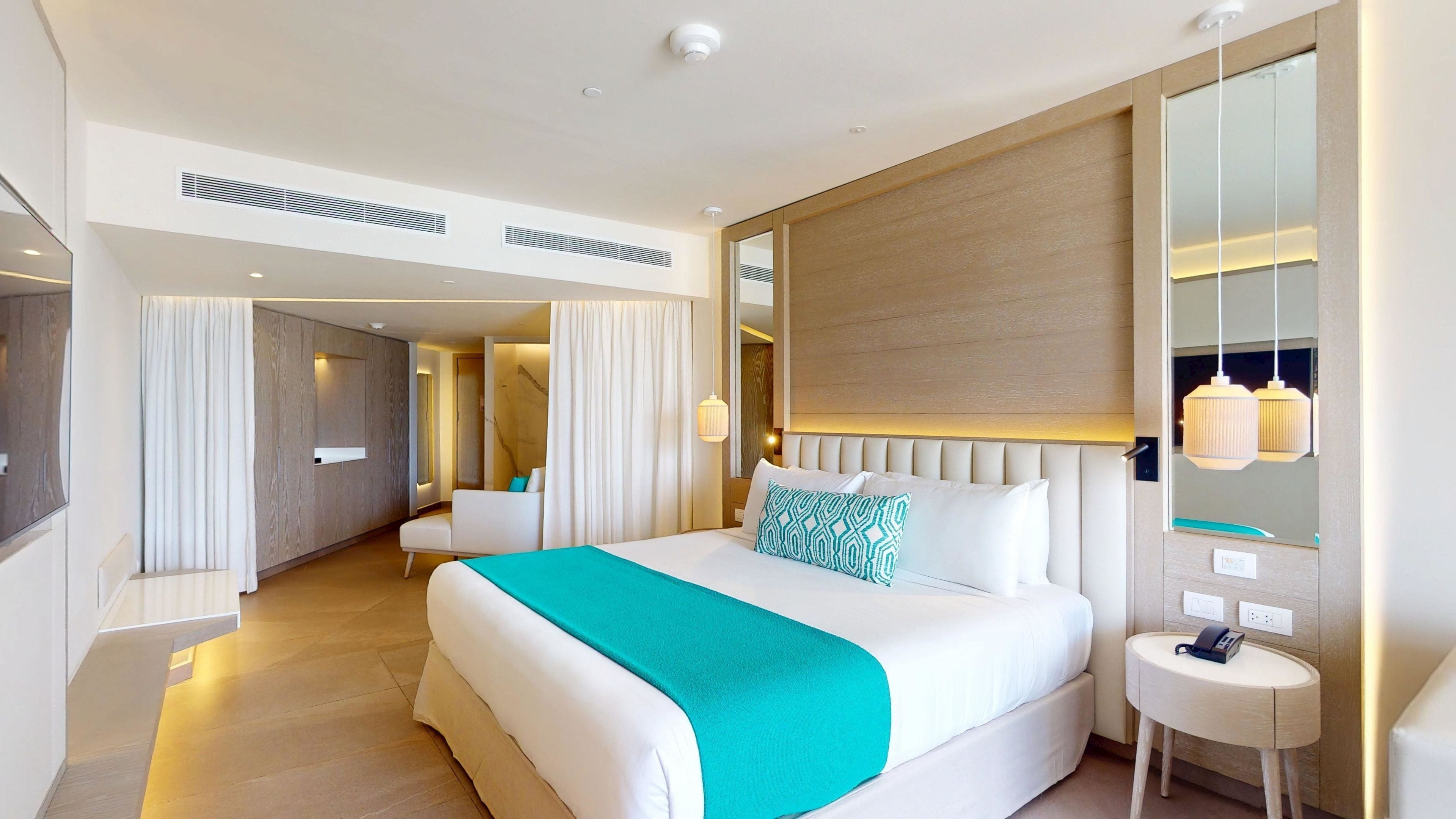 Princess Junior Suite | In-room safe, iron/ironing board, free WiFi, bed sheets