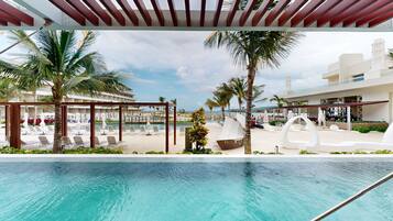 Swim Out Princess Junior Suite | Pool | 4 udendørs pools, hytter (tillægsgebyr), liggestole