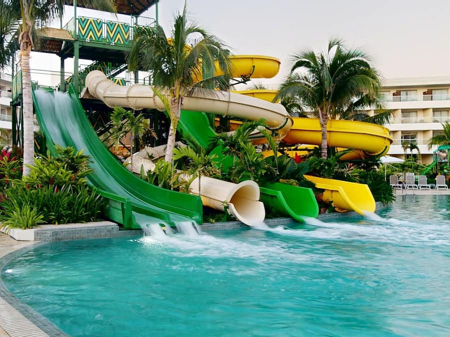 4 hồ bơi ngoài trời, lều (phụ phí), ghế dài tắm nắng