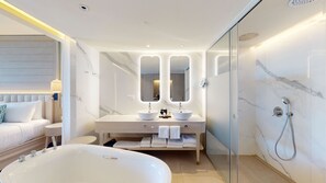 Swim Out Platinum Junior Suite | Salle de bain | Douche, pantoufles, serviettes fournies