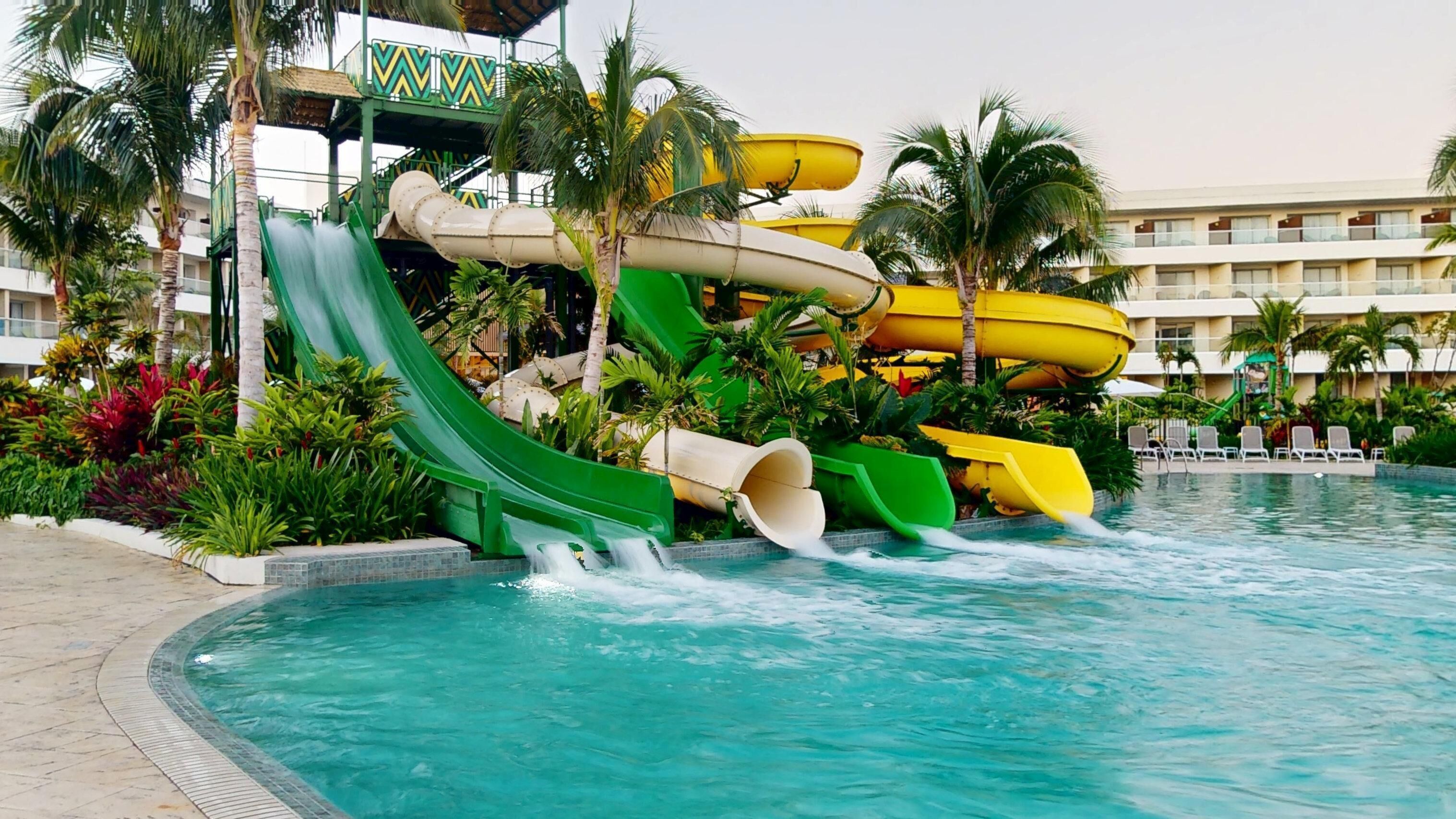 4 kolam renang outdoor, dengan cabana (dengan biaya tambahan)