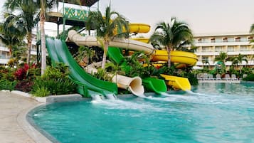 4 kolam renang outdoor, dengan cabana (dengan biaya tambahan)