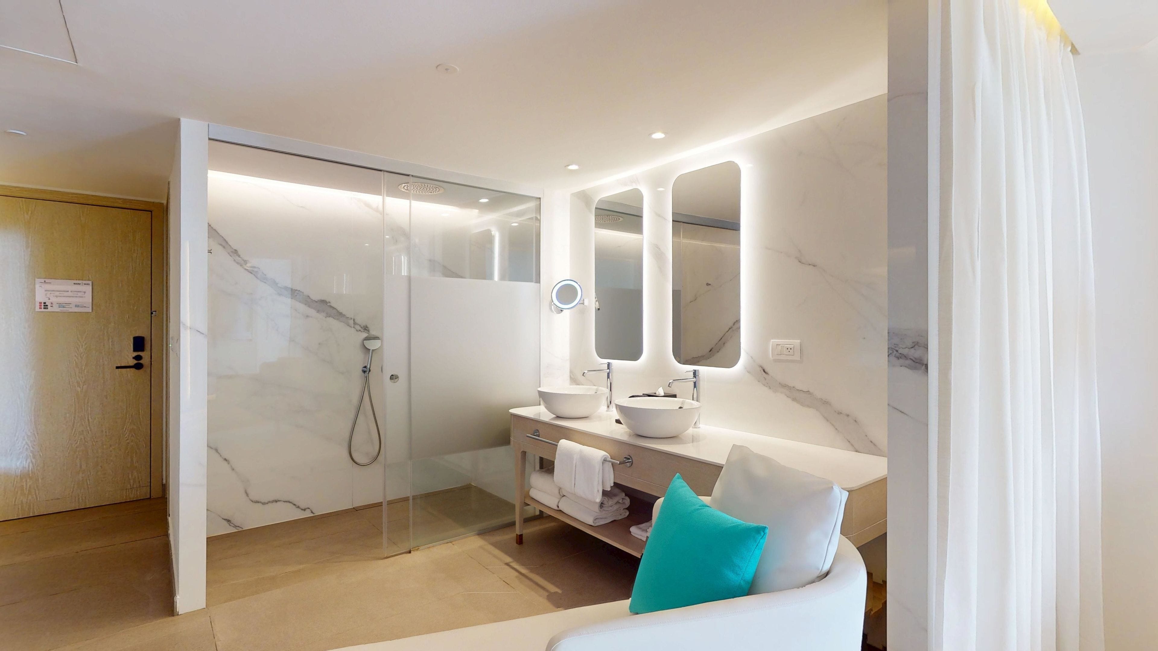 Princess Junior Suite | Bathroom | Shower, slippers, towels