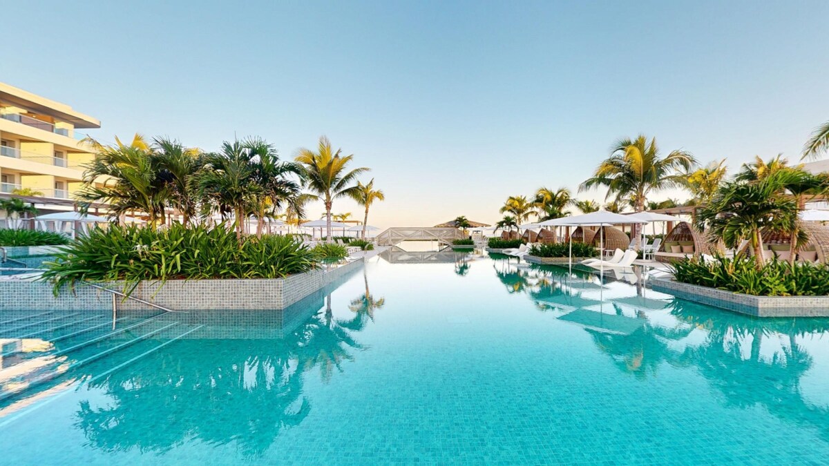 4 outdoor pools, cabanas (surcharge), sun loungers