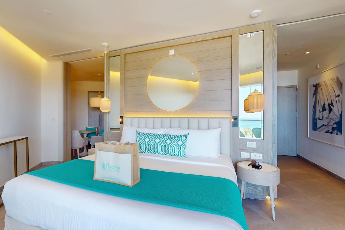 Imperial One Bedroom Master Suite | Safe på rommet, strykejern/-brett, wi-fi (inkludert) og sengetøy