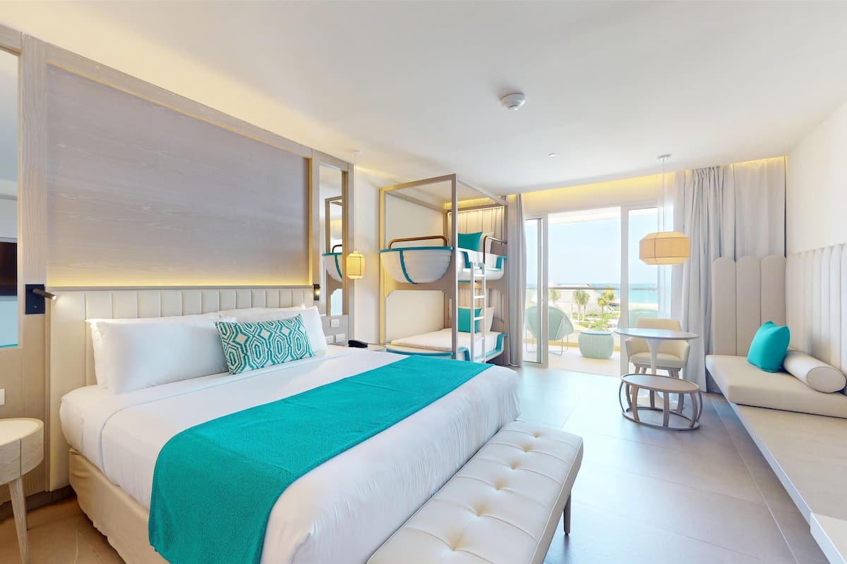 Princess Family Junior Suite with Bunk Beds | 1 phòng ngủ, két bảo mật tại phòng, bàn ủi/dụng cụ ủi quần áo