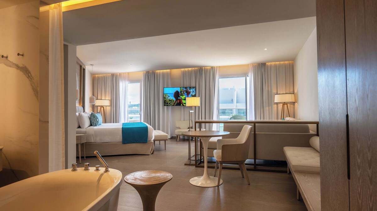 Princess Luxury Junior Suite with Hydromassage | In-room safe, iron/ironing board, free WiFi, bed sheets