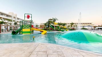 4 piscinas externas, barracas, espreguiçadeiras