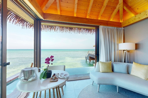 Over Water Villa with Infinity Pool | Área de estar | Smart TV 55 polegadas com canais a cabo