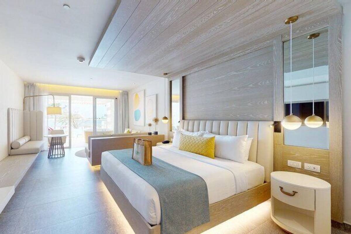 Swim Out Platinum Junior Suite | Minibar, in-room safe, iron/ironing board, WiFi (free)