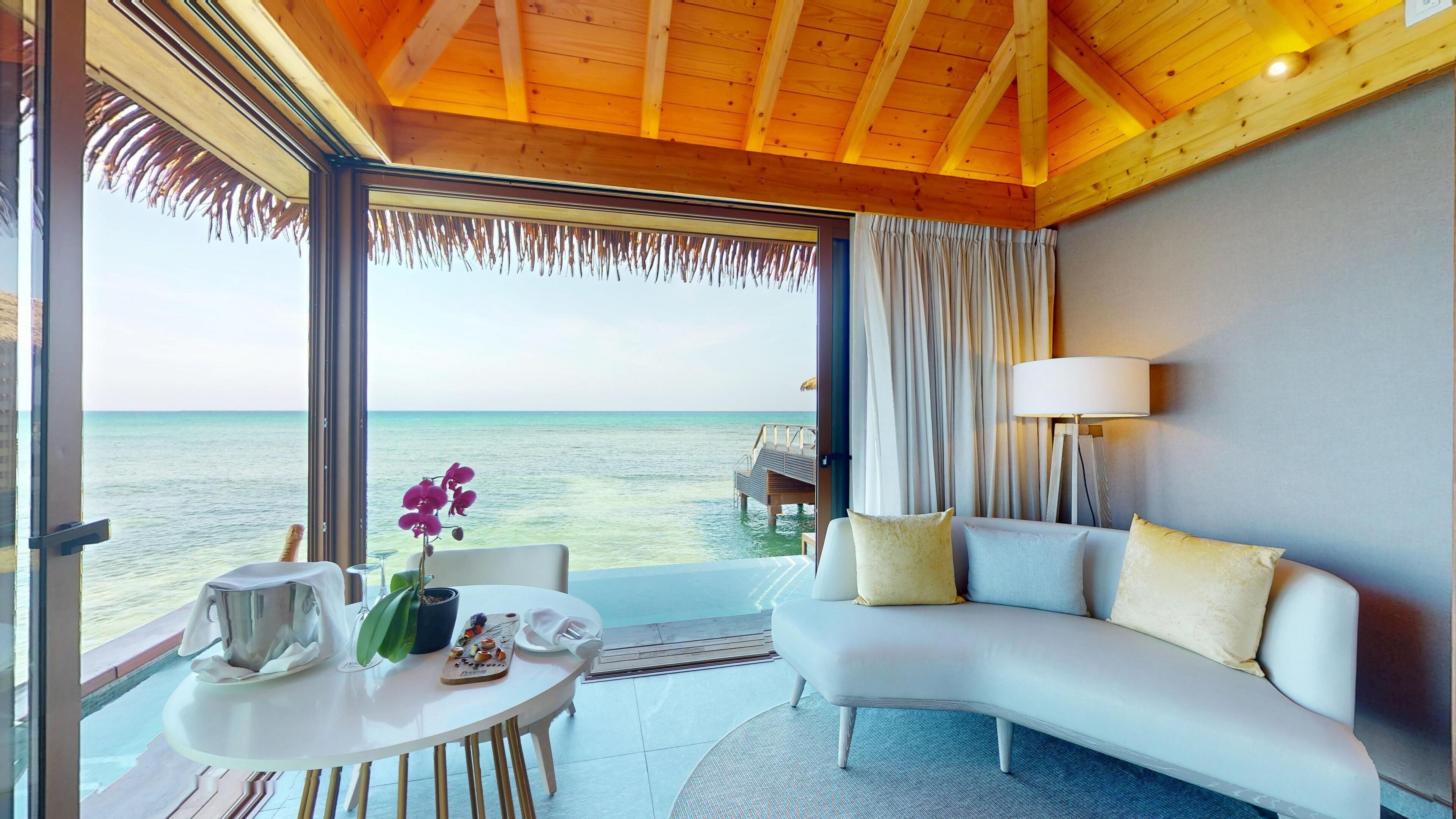 Over Water Villa with Infinity Pool | Minibar, két bảo mật tại phòng, bàn ủi/dụng cụ ủi quần áo 