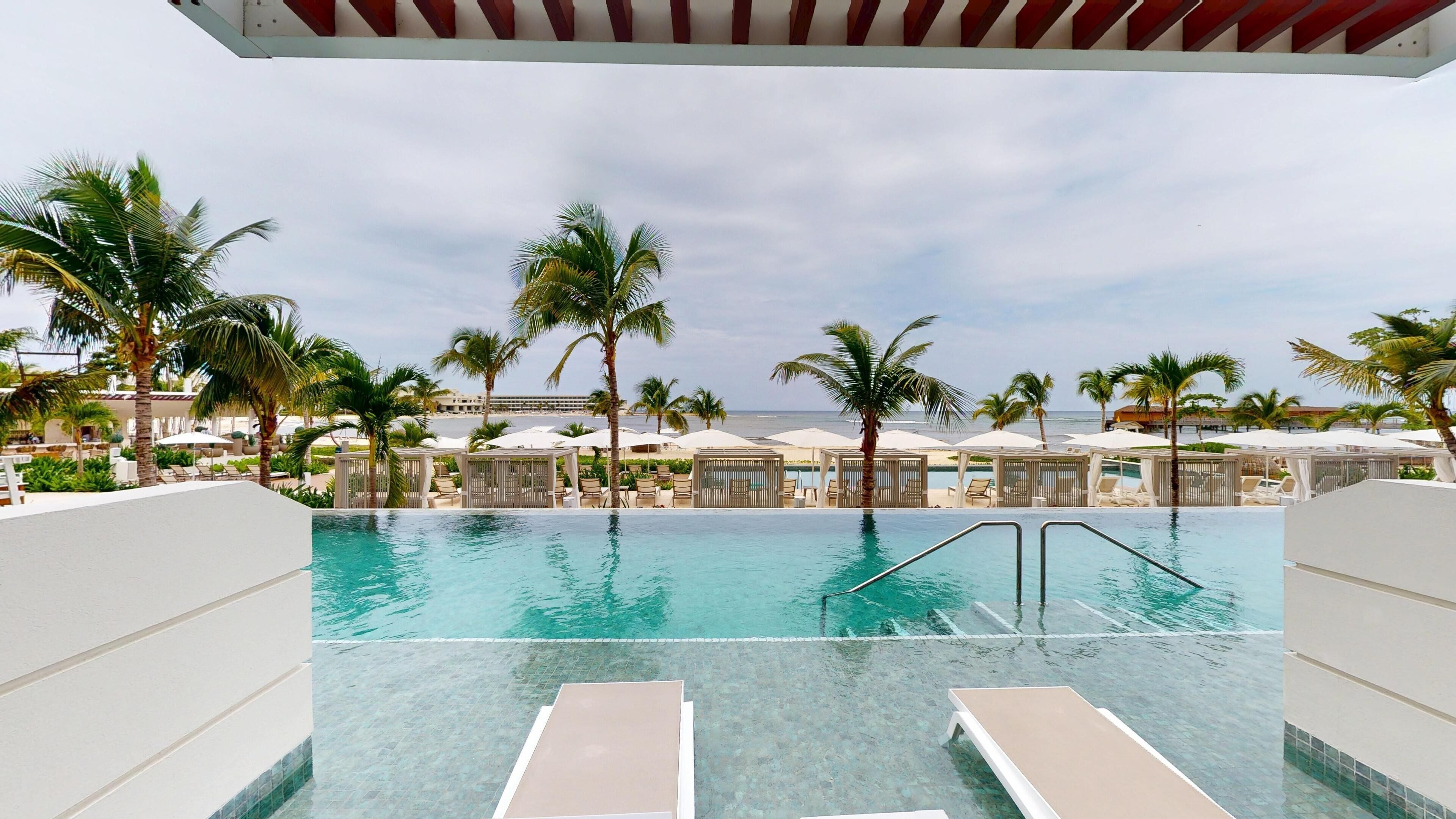 Swim Out Deluxe Jr. Suite