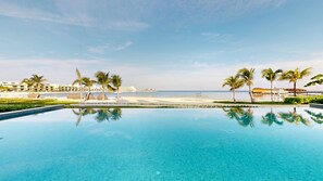 4 Außenpools, Cabañas (gegen Gebühr), Sonnenschirme