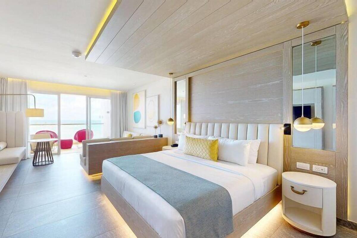 Deluxe Junior Suite | Minibar, in-room safe, iron/ironing board, WiFi (free)