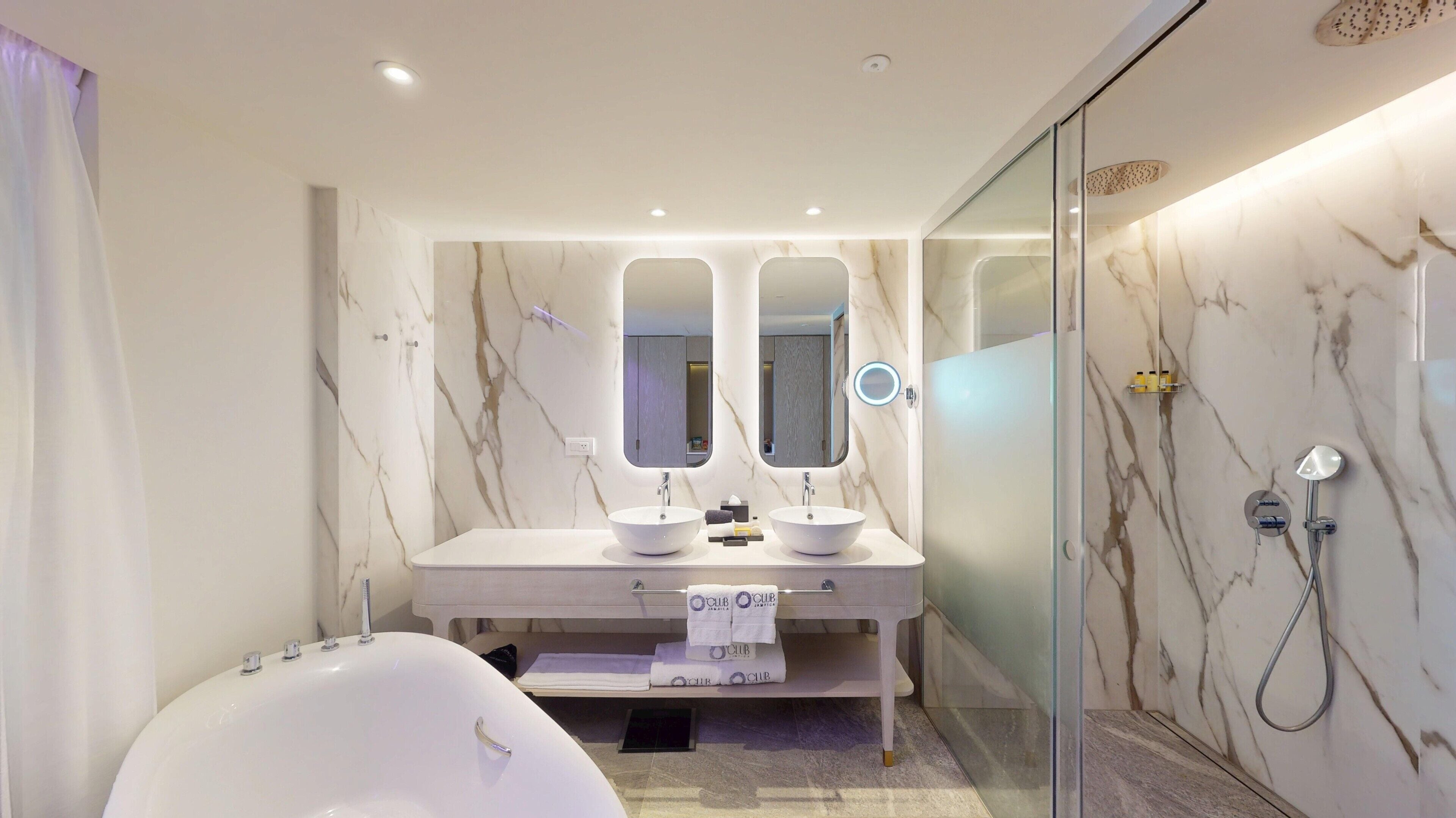 Swim Out Pleasure Junior Suite | Badkamer | Een aparte badkuip en douche, een diep bad, een regendouche