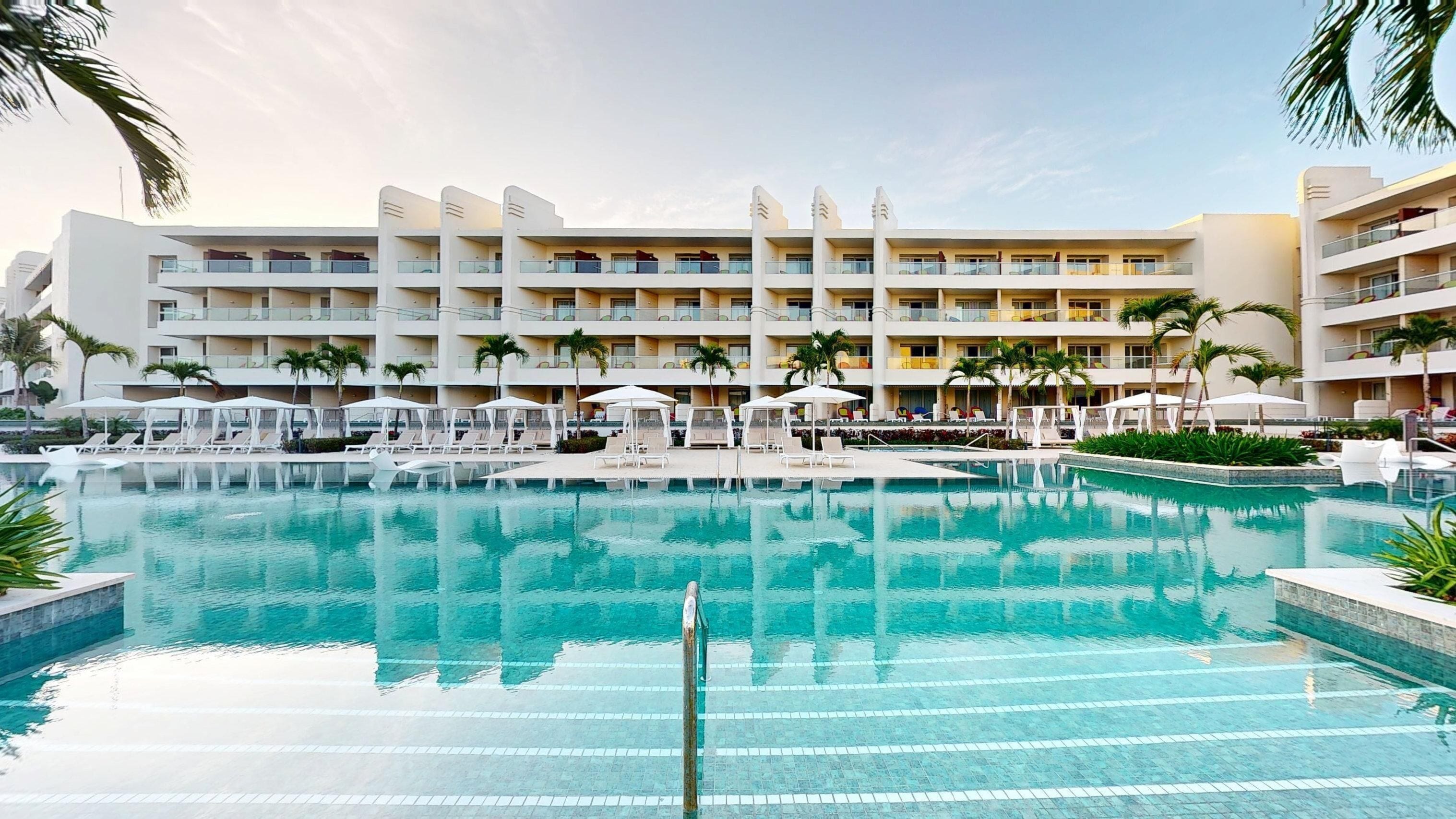 4 つの屋外プール、カバナ (有料)、プール パラソル