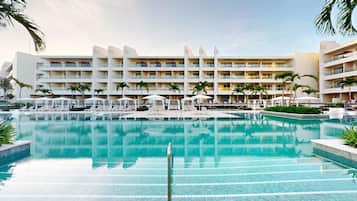 4 AuĂenpools, Cabañas (gegen GebĂŒhr), Sonnenschirme