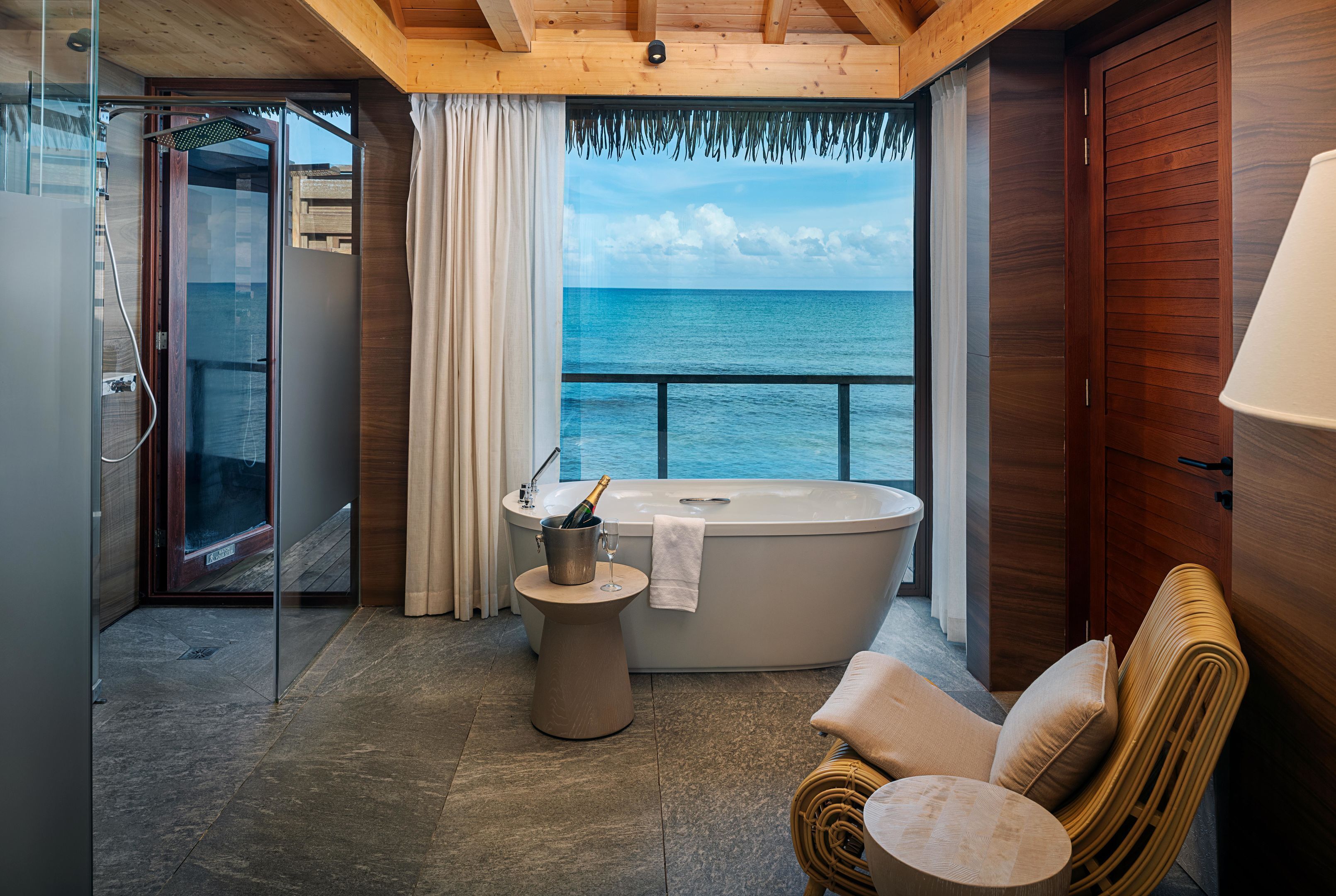 Overwater Villa with Infinity Pool | 浴室 | 獨立浴缸和淋浴設備、全浸式浴缸、淋浴花灑、吹風機