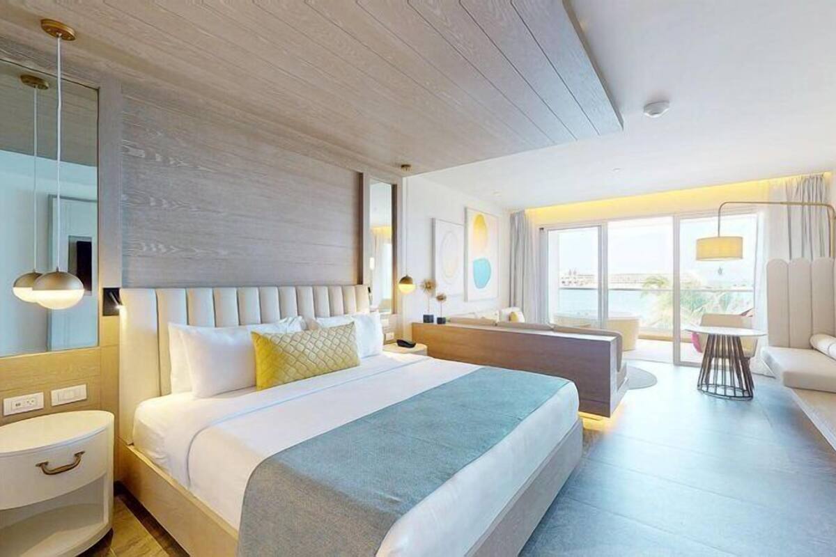 Platinum Junior Suite | Minibar, in-room safe, iron/ironing board, WiFi (free)