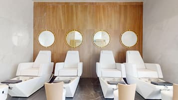 Behandlingsrum för par, bastu, bubbelpool och ångbastu