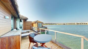 Over Water Villa with Infinity Pool | Minibar, coffres-forts dans les chambres, fer et planche Ă repasser