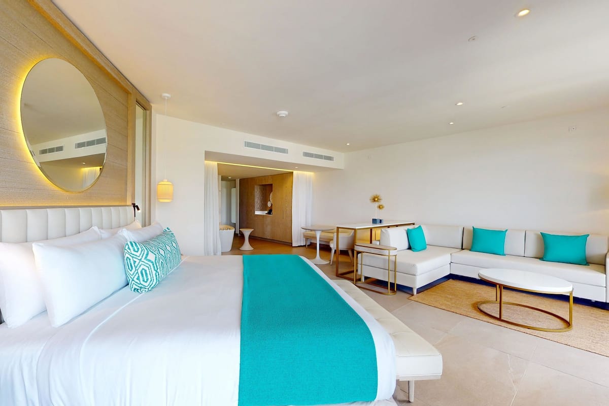 Luxury Junior Suite with Hydromassage | 迷你吧、客房內保險箱、熨斗/熨衣板、免費無線上網