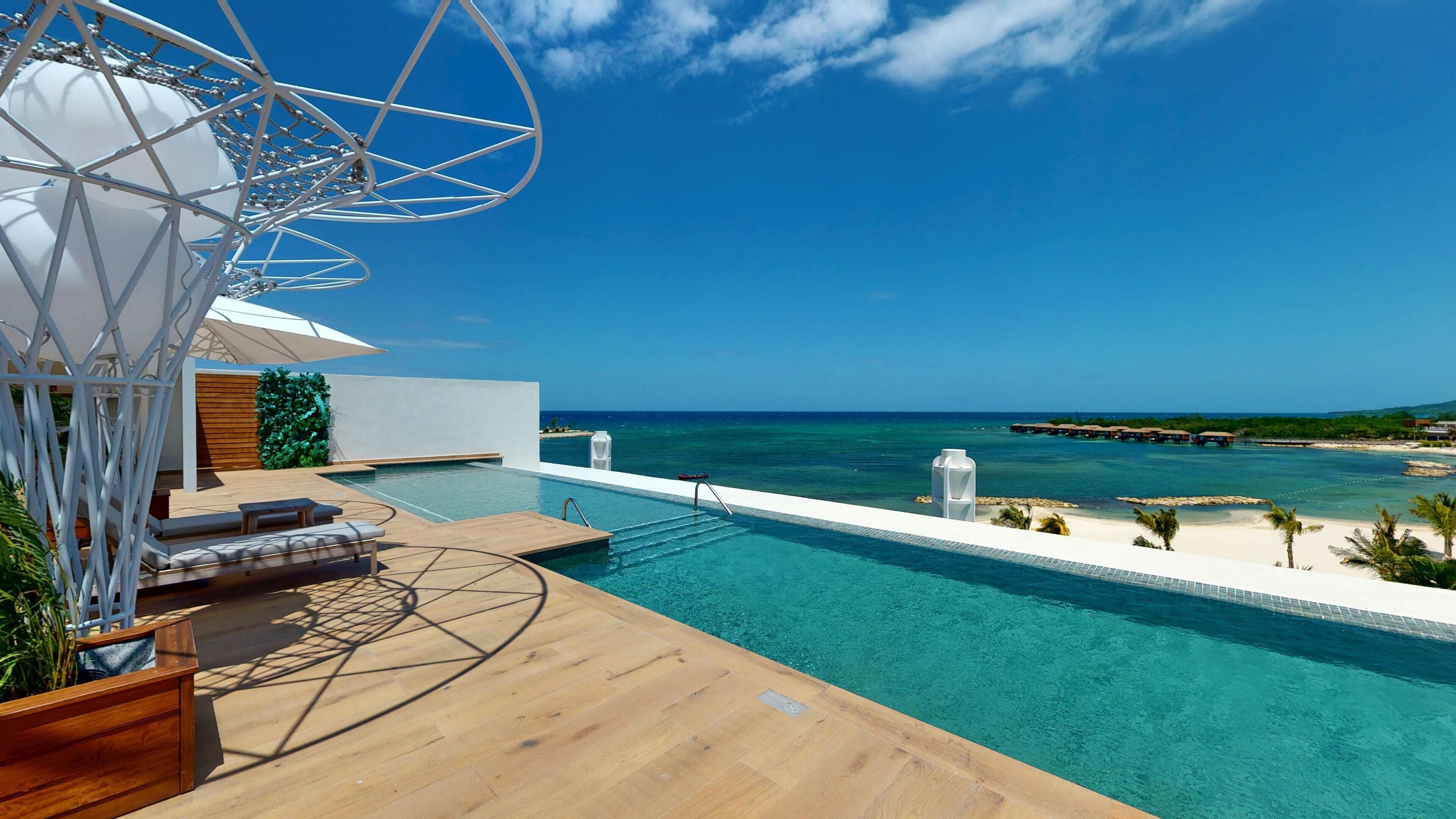 ミニバー、セーフティボックス (室内)、アイロン / アイロン台、WiFi (無料)