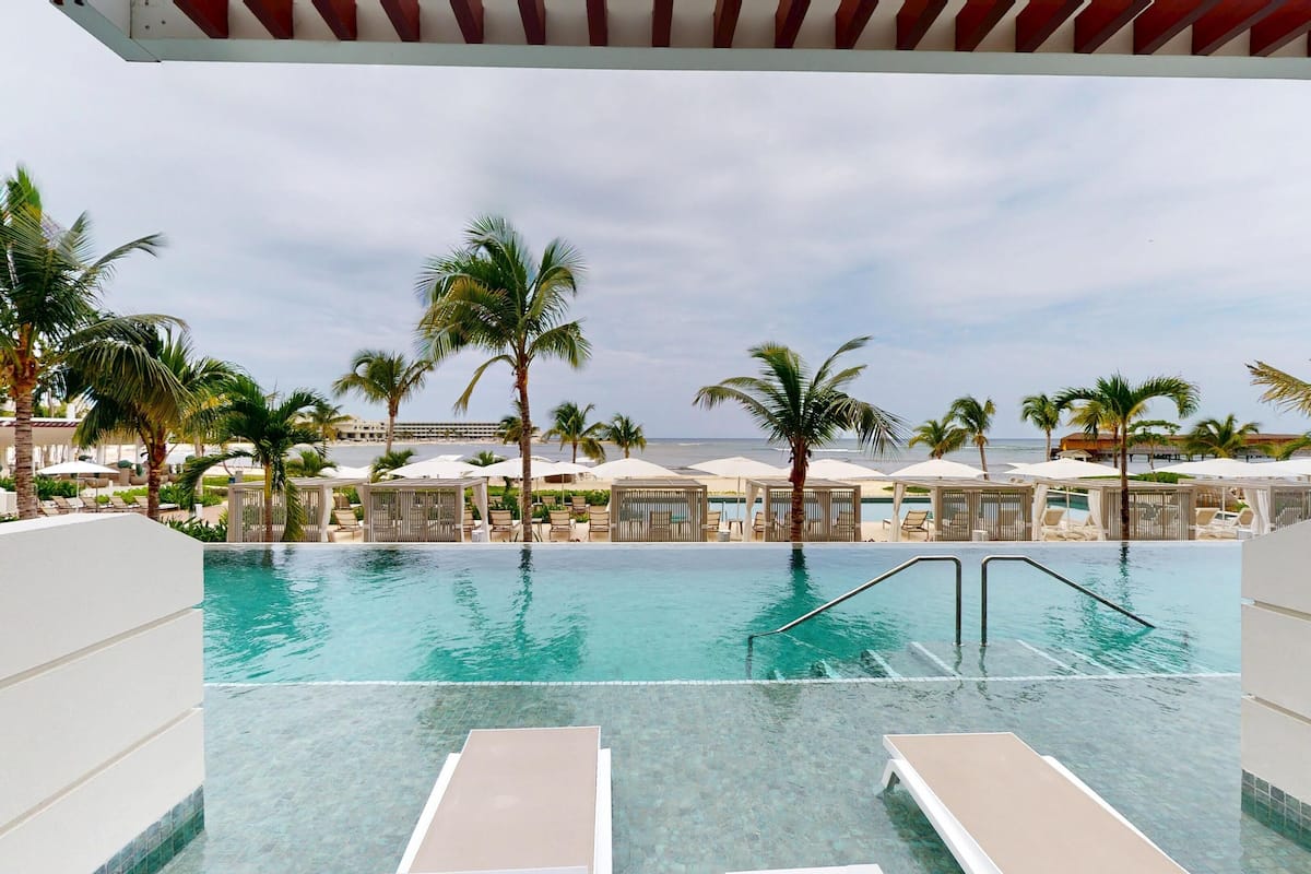 Swim Out Deluxe Jr. Suite