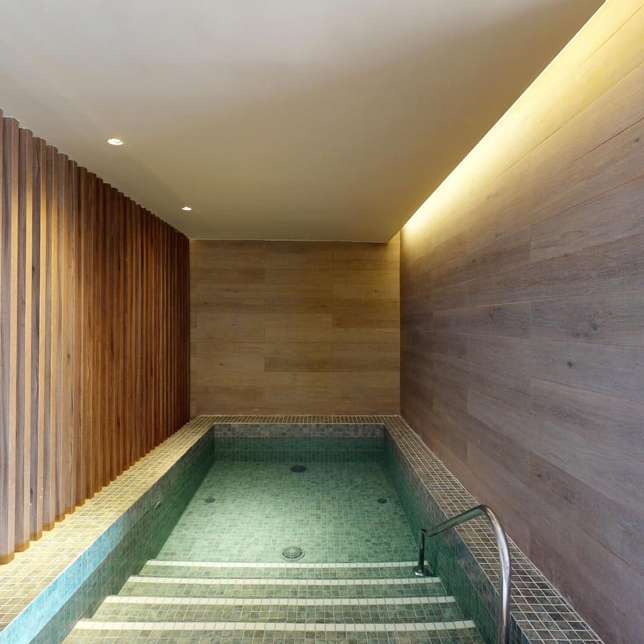 Couples treatment rooms, sauna, hot tub, steam room, body treatments