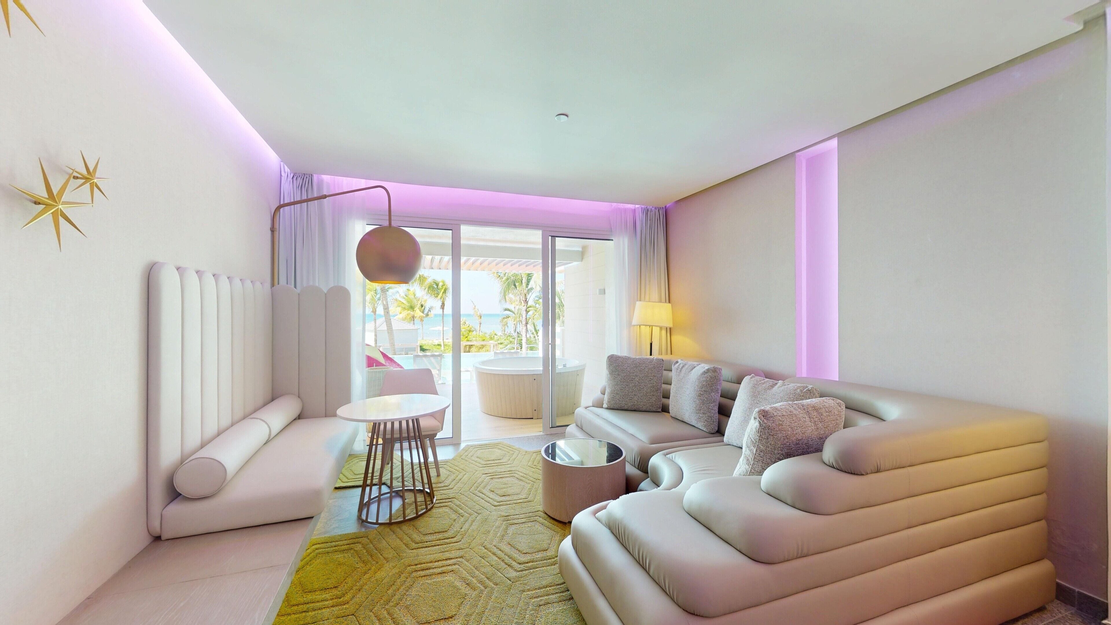 Swim Out Pleasure Junior Suite | Coin séjour | TV connectée de 55 pouces avec chaînes par câble