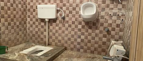 Een douche, een haardroger, handdoeken, zeep