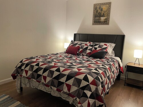 Vacation Condo #2 2BR with full kitchen, walk to river and shops, pets welcome