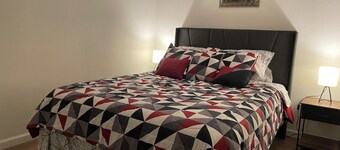 Vacation Condo #2 2BR with full kitchen, walk to river and shops, pets welcome