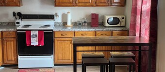 Vacation Condo #2 2BR with full kitchen, walk to river and shops, pets welcome