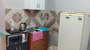 Réfrigérateur, micro-ondes, plaque de cuisson