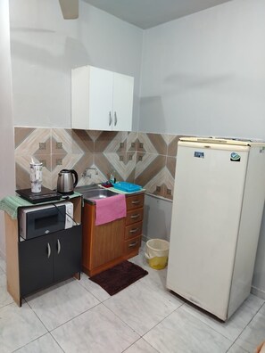 Refrigerador, microondas, parrilla de estufa y utensilios de cocina 