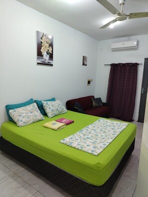 1 bedroom, desk, free WiFi, bed sheets