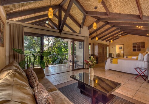 Family Villa near San José Airport at Buena Vista Chic Hotel