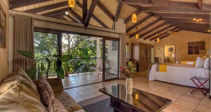 Family Villa near San José Airport at Buena Vista Chic Hotel