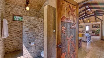 1 soverom, safe på rommet, skrivebord og reiseseng for barn