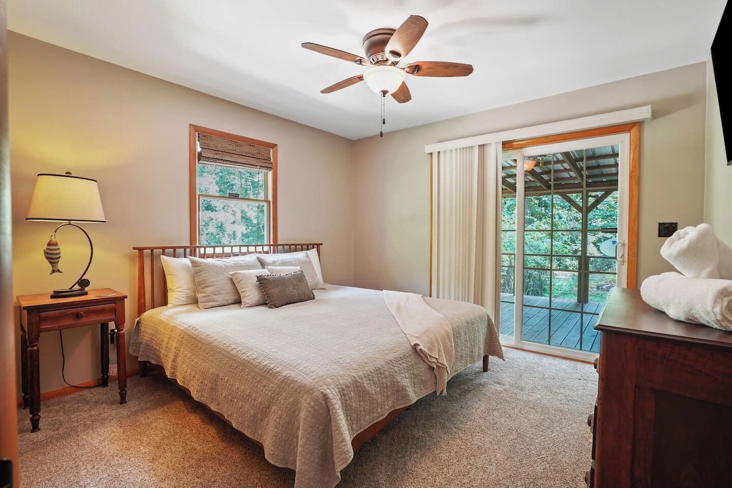 3 bedrooms, iron/ironing board, WiFi, bed sheets