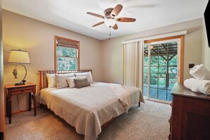 3 bedrooms, iron/ironing board, WiFi, bed sheets - 5-Miles of Trails | Hot Tub | Sleeps 6 | 40 Acres (South Bloomingville)
