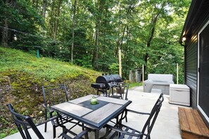 Outdoor dining - 5-Miles of Trails | Hot Tub | Sleeps 6 | 40 Acres (South Bloomingville)