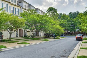 Property grounds - Owings Mills Townhouse: 8 Mi to Liberty Reservoir! (Owings Mills)