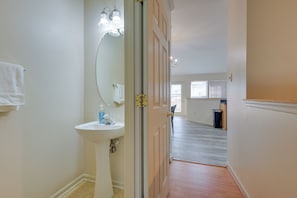 Interior - Owings Mills Townhouse: 8 Mi to Liberty Reservoir! (Owings Mills)