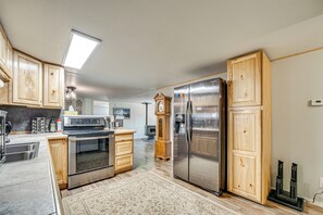 Réfrigérateur, micro-ondes, plaque de cuisson, lave-vaisselle