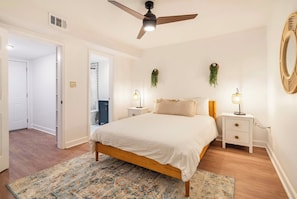 7 habitaciones, escritorio y tabla de planchar con plancha