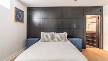 7 habitaciones, escritorio y tabla de planchar con plancha