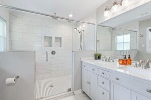 Shower, hair dryer, bidet, towels